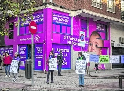 Abortistas frente a un local de antiabortistas